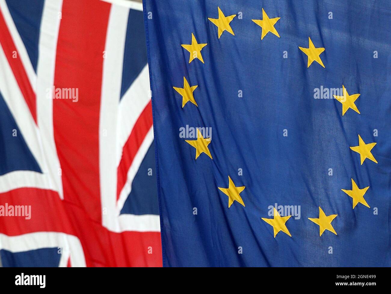 Aktenfoto vom 27/01/19 der Flaggen der Europäischen Union und Großbritanniens fliegen vor dem britischen Büro des Europäischen Parlaments in Smith Square, Westminster. Die Einstellung von Leistungszahlungen an europäische Bürger, die im Vereinigten Königreich leben und noch keinen Status beantragt haben, ist „unnötig“ und könnte einige in Obdachlosigkeit zwingen, wie dem Arbeits- und Rentensekretär mitgeteilt wurde. Ausgabedatum: Samstag, 25. September 2021. Stockfoto