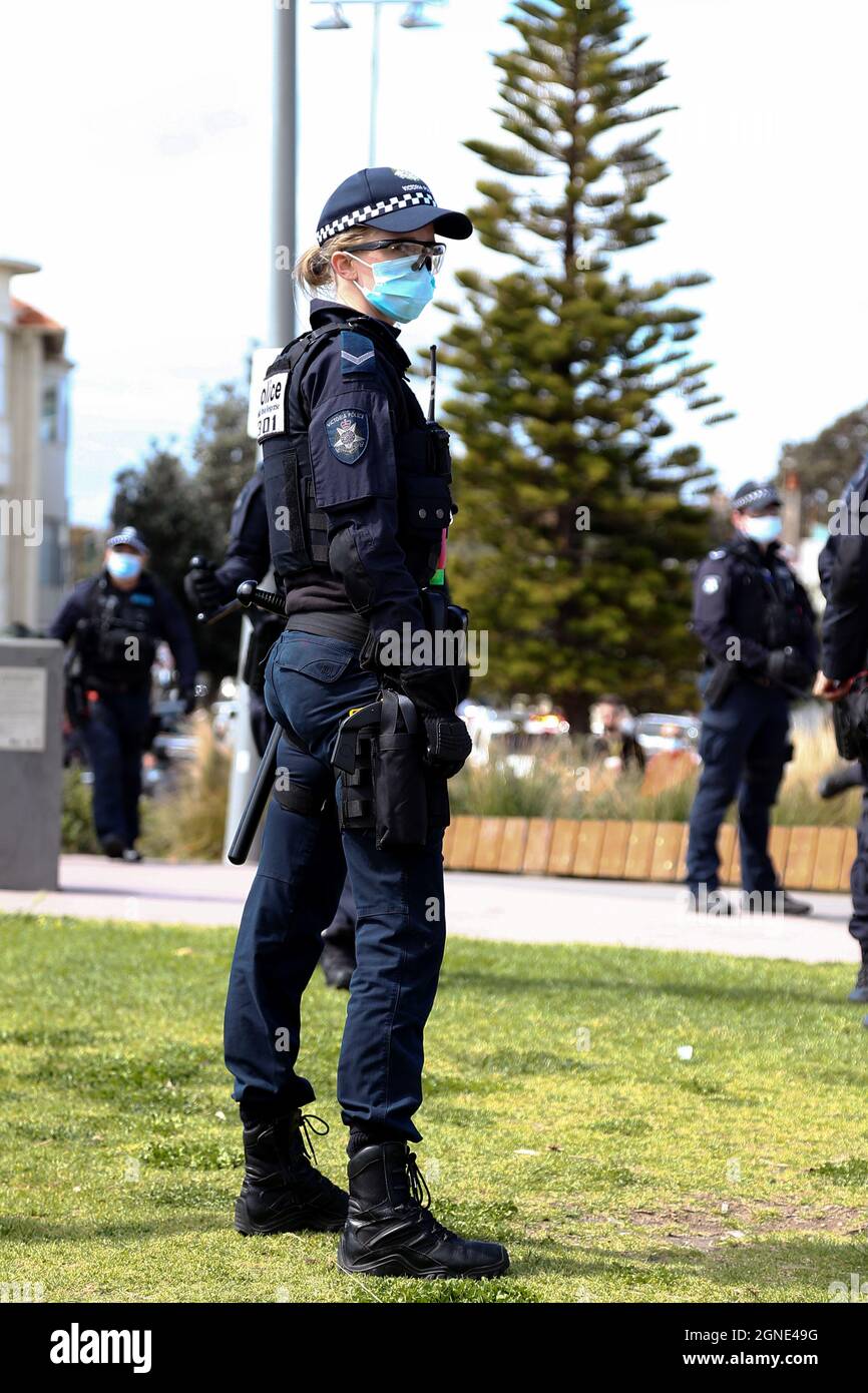 Melbourne, Australien, 25. September 2021. Eine starke Polizeipräsenz während der „Millions March for Freedom“-Kundgebung in St. Kilda Beach. Melbourne erduldet einen weiteren Tag voller Proteste und Chaos über die umstrittene Regierung von Premier Daniel Andrews und die Reaktion auf Pandemiefälle, einschließlich Sperrungen und obligatorischer Impfungen. Kredit: Dave Hewison/Speed Media/Alamy Live Nachrichten Stockfoto