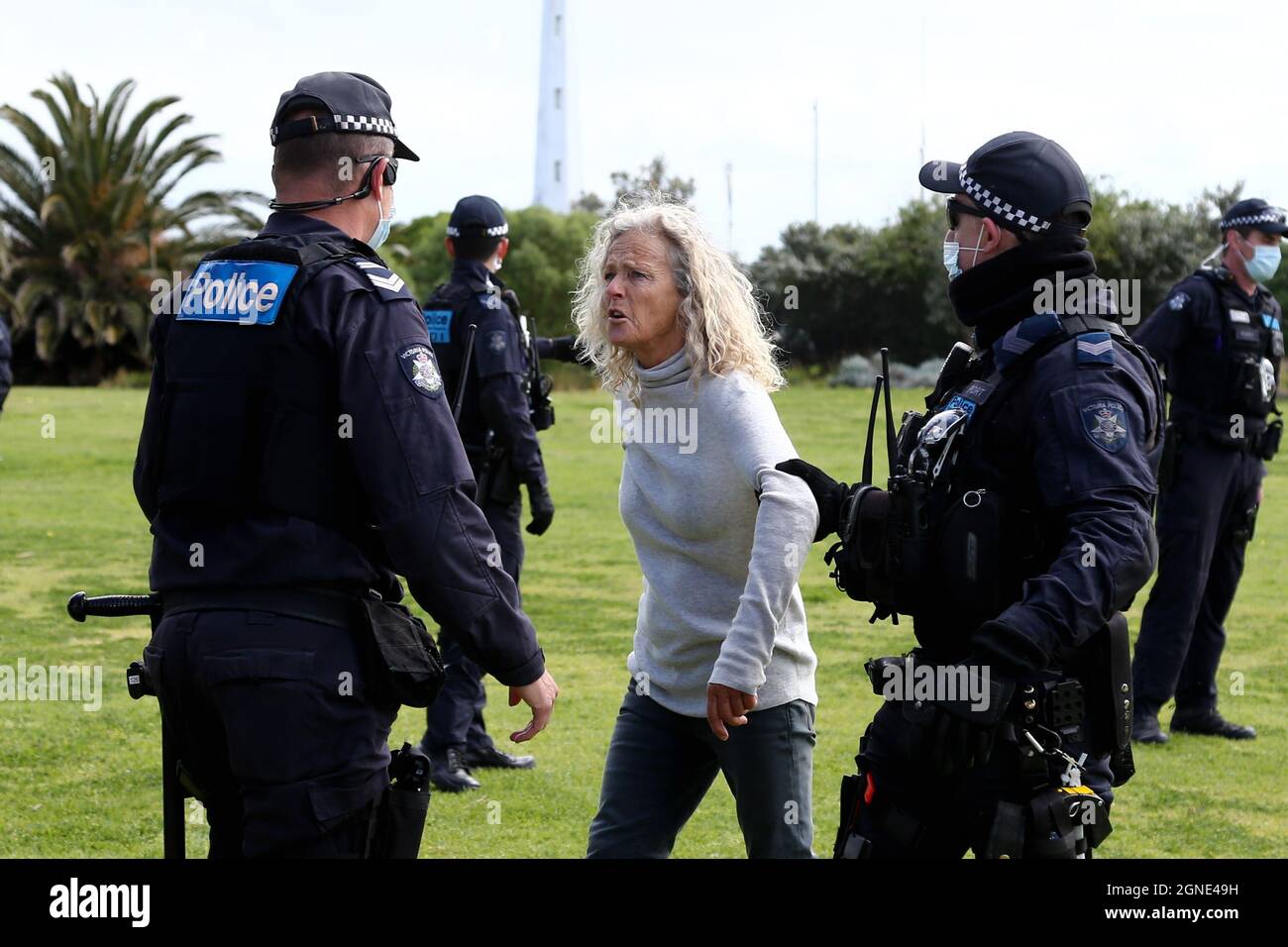 Melbourne, Australien, 25. September 2021. Die Polizei hält während der „Millions March for Freedom“-Kundgebung in St. Kilda Beach einen Protestierenden ab. Melbourne erduldet einen weiteren Tag voller Proteste und Chaos über die umstrittene Regierung von Premier Daniel Andrews und die Reaktion auf Pandemiefälle, einschließlich Sperrungen und obligatorischer Impfungen. Kredit: Dave Hewison/Speed Media/Alamy Live Nachrichten Stockfoto