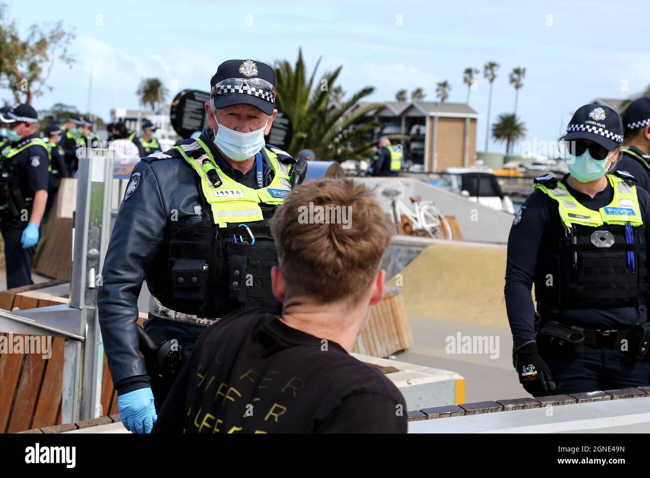 Melbourne, Australien, 25. September 2021. Die Polizei sagt den Skatern, dass sie die Skateparks verlassen sollen, obwohl die Skateparks jetzt während der „Millions March for Freedom“-Kundgebung in St. Kilda Beach geöffnet sind. Melbourne erduldet einen weiteren Tag voller Proteste und Chaos über die umstrittene Regierung von Premier Daniel Andrews und die Reaktion auf Pandemiefälle, einschließlich Sperrungen und obligatorischer Impfungen. Kredit: Dave Hewison/Speed Media/Alamy Live Nachrichten Stockfoto