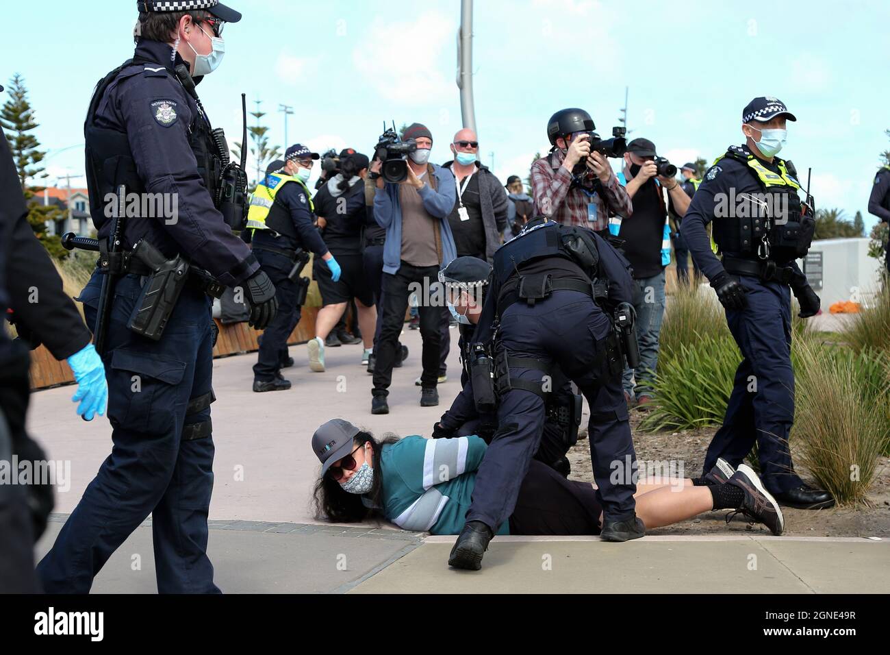 Melbourne, Australien, 25. September 2021. Die Polizei verhaftete einen Protestierenden während der „Millions March for Freedom“-Kundgebung in St. Kilda Beach. Melbourne erduldet einen weiteren Tag voller Proteste und Chaos über die umstrittene Regierung von Premier Daniel Andrews und die Reaktion auf Pandemiefälle, einschließlich Sperrungen und obligatorischer Impfungen. Kredit: Dave Hewison/Speed Media/Alamy Live Nachrichten Stockfoto