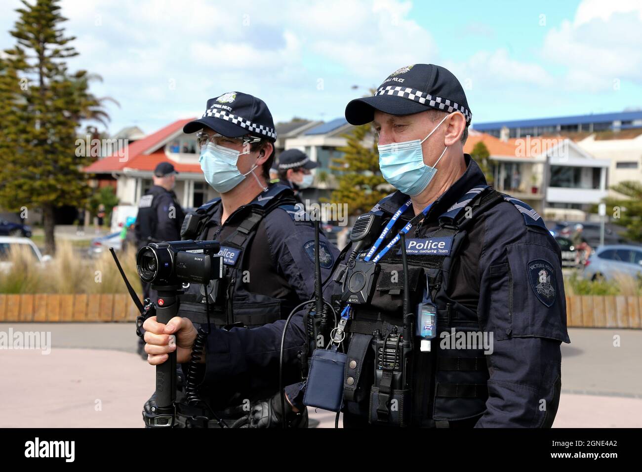 Melbourne, Australien, 25. September 2021. Die Polizei filmt den Protest während der „Millions March for Freedom“-Kundgebung in St. Kilda Beach. Melbourne erduldet einen weiteren Tag voller Proteste und Chaos über die umstrittene Regierung von Premier Daniel Andrews und die Reaktion auf Pandemiefälle, einschließlich Sperrungen und obligatorischer Impfungen. Kredit: Dave Hewison/Speed Media/Alamy Live Nachrichten Stockfoto