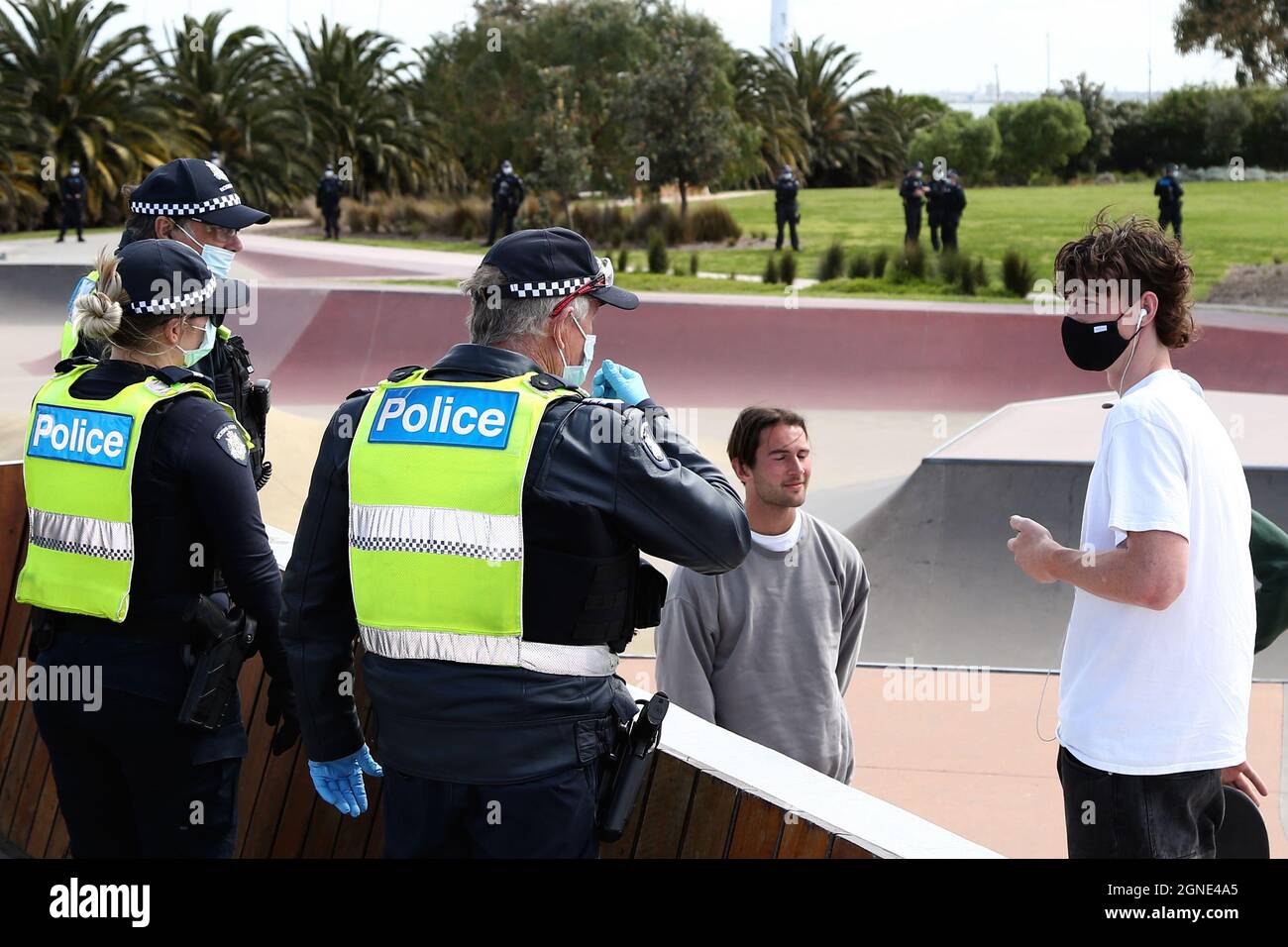 Melbourne, Australien, 25. September 2021. Die Polizei sagt den Skatern, dass sie die Skateparks verlassen sollen, obwohl die Skateparks jetzt während der „Millions March for Freedom“-Kundgebung in St. Kilda Beach geöffnet sind. Melbourne erduldet einen weiteren Tag voller Proteste und Chaos über die umstrittene Regierung von Premier Daniel Andrews und die Reaktion auf Pandemiefälle, einschließlich Sperrungen und obligatorischer Impfungen. Kredit: Dave Hewison/Speed Media/Alamy Live Nachrichten Stockfoto