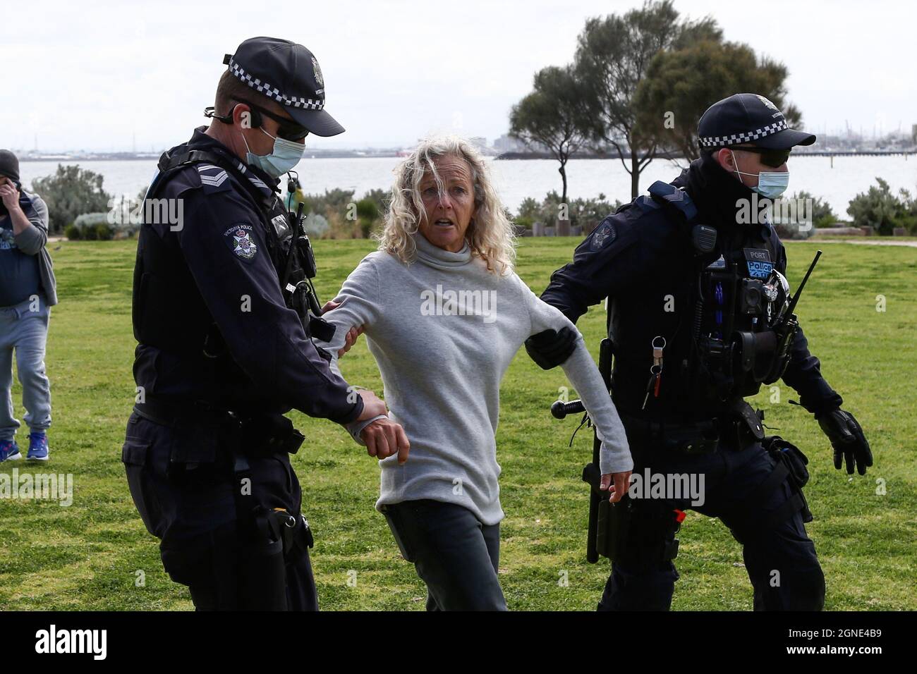 Melbourne, Australien, 25. September 2021. Die Polizei hält während der „Millions March for Freedom“-Kundgebung in St. Kilda Beach einen Protestierenden ab. Melbourne erduldet einen weiteren Tag voller Proteste und Chaos über die umstrittene Regierung von Premier Daniel Andrews und die Reaktion auf Pandemiefälle, einschließlich Sperrungen und obligatorischer Impfungen. Kredit: Dave Hewison/Speed Media/Alamy Live Nachrichten Stockfoto