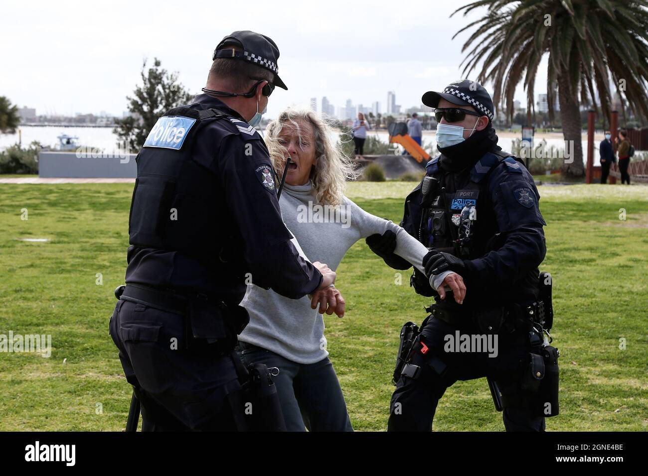 Melbourne, Australien, 25. September 2021. Die Polizei hält während der „Millions March for Freedom“-Kundgebung in St. Kilda Beach einen Protestierenden ab. Melbourne erduldet einen weiteren Tag voller Proteste und Chaos über die umstrittene Regierung von Premier Daniel Andrews und die Reaktion auf Pandemiefälle, einschließlich Sperrungen und obligatorischer Impfungen. Kredit: Dave Hewison/Speed Media/Alamy Live Nachrichten Stockfoto