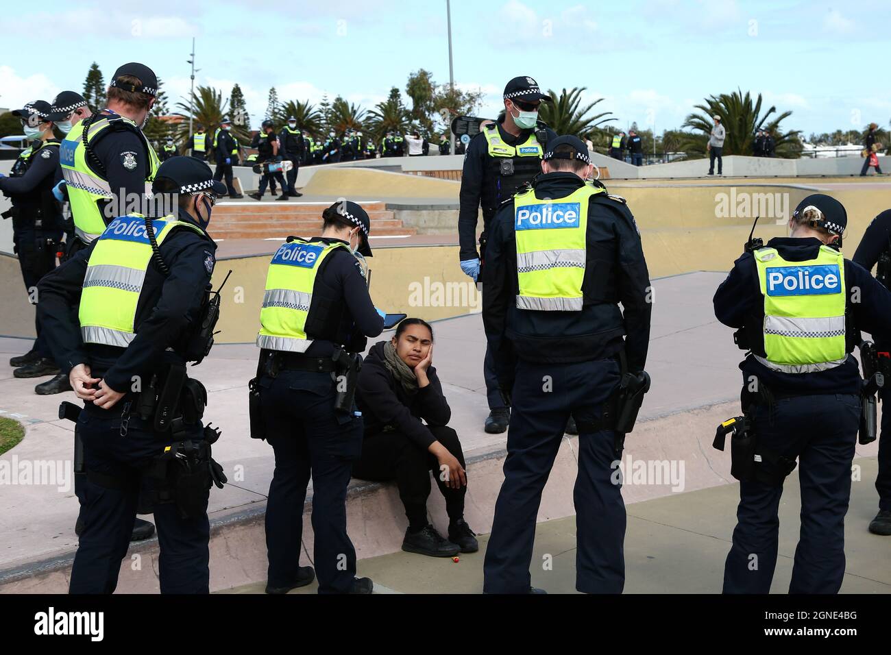 Melbourne, Australien, 25. September 2021. Die Polizei umzingeln einen Protestierenden während der „Millions March for Freedom“-Kundgebung in St. Kilda Beach. Melbourne erduldet einen weiteren Tag voller Proteste und Chaos über die umstrittene Regierung von Premier Daniel Andrews und die Reaktion auf Pandemiefälle, einschließlich Sperrungen und obligatorischer Impfungen. Kredit: Dave Hewison/Speed Media/Alamy Live Nachrichten Stockfoto