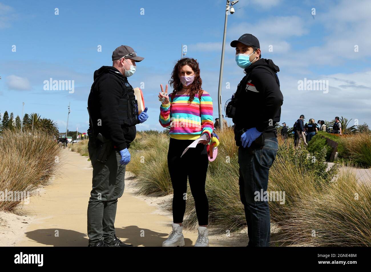 Melbourne, Australien, 25. September 2021. Ein Protestler gibt das Friedenszeichen, nachdem er während der „Millions March for Freedom“-Kundgebung in St. Kilda Beach eine Vertragsverletzungsverfahren erhalten hat. Melbourne erduldet einen weiteren Tag voller Proteste und Chaos über die umstrittene Regierung von Premier Daniel Andrews und die Reaktion auf Pandemiefälle, einschließlich Sperrungen und obligatorischer Impfungen. Kredit: Dave Hewison/Speed Media/Alamy Live Nachrichten Stockfoto