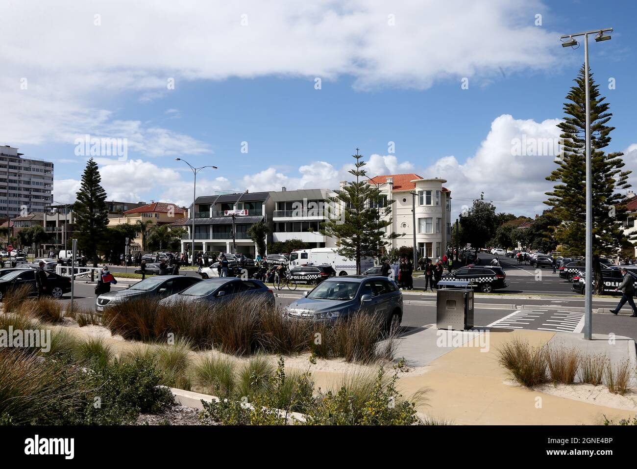Melbourne, Australien, 25. September 2021. Eine starke Polizeipräsenz während der „Millions March for Freedom“-Kundgebung in St. Kilda Beach. Melbourne erduldet einen weiteren Tag voller Proteste und Chaos über die umstrittene Regierung von Premier Daniel Andrews und die Reaktion auf Pandemiefälle, einschließlich Sperrungen und obligatorischer Impfungen. Kredit: Dave Hewison/Speed Media/Alamy Live Nachrichten Stockfoto