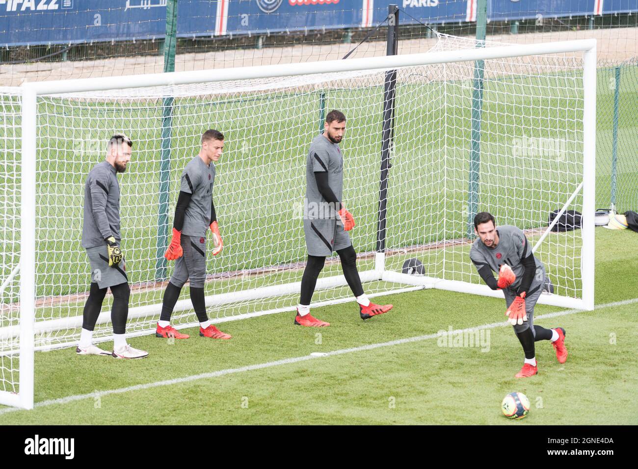Paris, Frankreich. September 2021. Von links nach rechts: Alexandre Letellier, Denis Franchi, Gianluigi Donnarumma (L.), Torhüter der Nationalmannschaft Italiens, und Sergio Rico, alle Torhüter des Paris Saint Germain, während eines für die Presse geöffneten Trainings im Ooredoo-Trainingszentrum in Saint-Germain-en-Laye, Frankreich, 24. September 2021. Foto von Daniel Derajinski/ABACAPRESS.COM. Quelle: Abaca Press/Alamy Live News Stockfoto