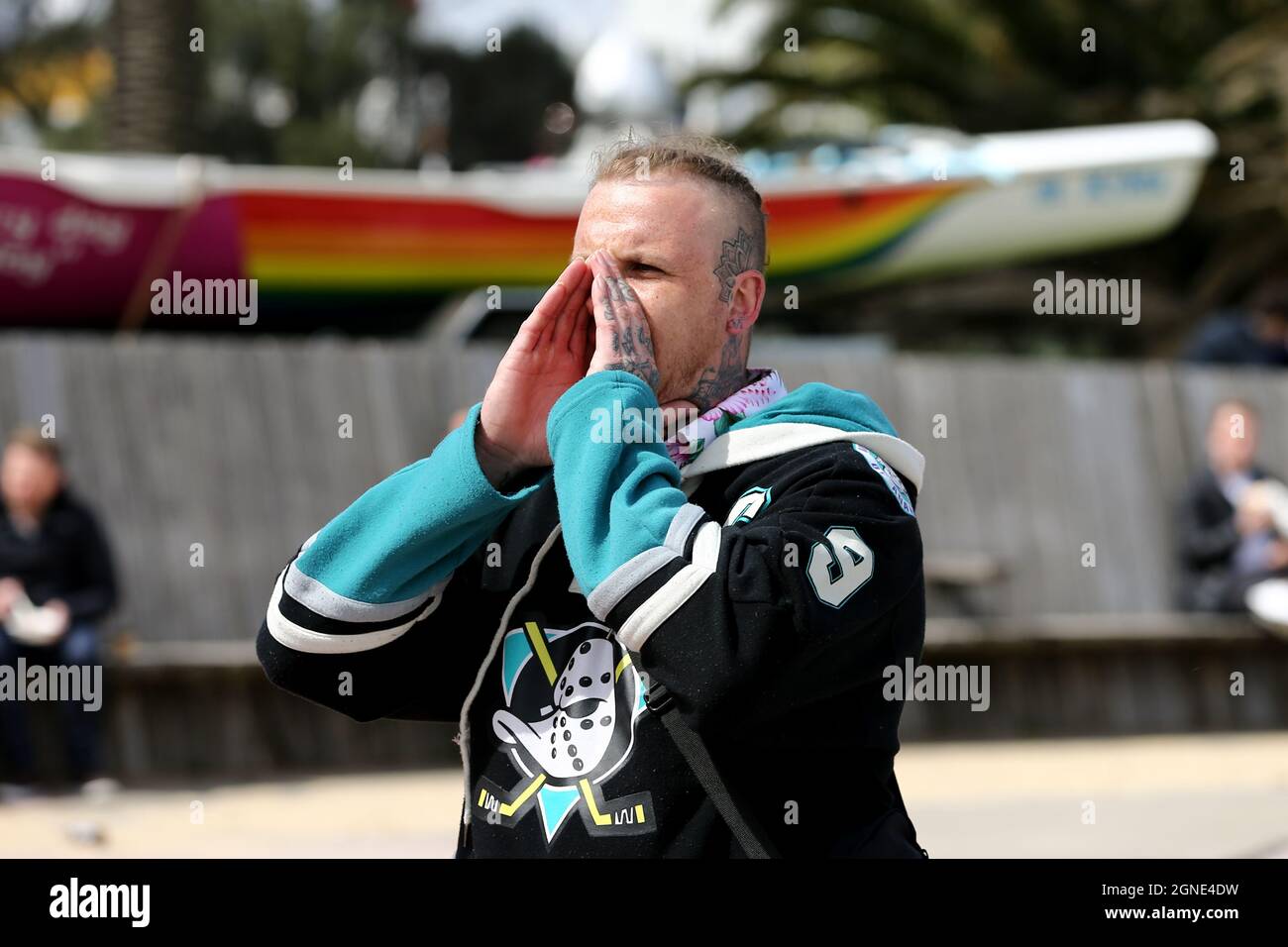 Melbourne, Australien, 25. September 2021. Ein Protestorganisator ruft während der „Millions March for Freedom“-Kundgebung in St. Kilda Beach auf. Melbourne erduldet einen weiteren Tag voller Proteste und Chaos über die umstrittene Regierung von Premier Daniel Andrews und die Reaktion auf Pandemiefälle, einschließlich Sperrungen und obligatorischer Impfungen. Kredit: Dave Hewison/Speed Media/Alamy Live Nachrichten Stockfoto