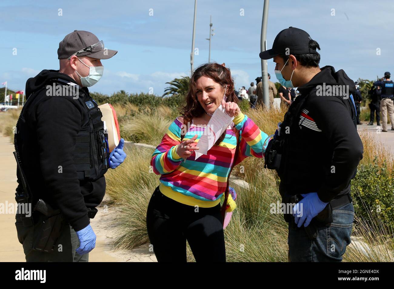 Melbourne, Australien, 25. September 2021. Eine Protesterin hält ihre Vertragsverletzungsverfahren während der „Millions March for Freedom“-Kundgebung in St. Kilda Beach hoch. Melbourne erduldet einen weiteren Tag voller Proteste und Chaos über die umstrittene Regierung von Premier Daniel Andrews und die Reaktion auf Pandemiefälle, einschließlich Sperrungen und obligatorischer Impfungen. Kredit: Dave Hewison/Speed Media/Alamy Live Nachrichten Stockfoto
