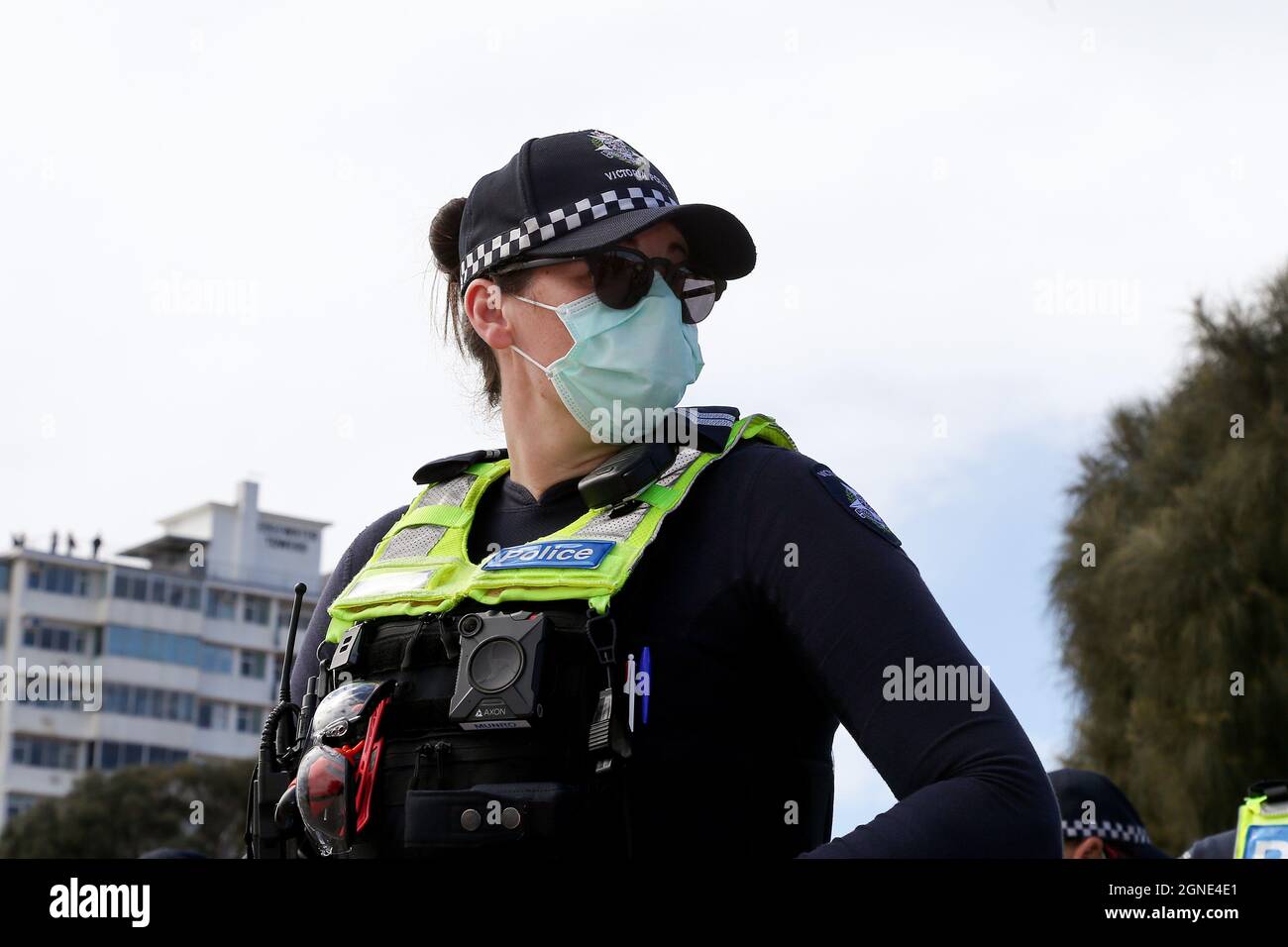 Melbourne, Australien, 25. September 2021. Eine starke Polizeipräsenz während der „Millions March for Freedom“-Kundgebung in St. Kilda Beach. Melbourne erduldet einen weiteren Tag voller Proteste und Chaos über die umstrittene Regierung von Premier Daniel Andrews und die Reaktion auf Pandemiefälle, einschließlich Sperrungen und obligatorischer Impfungen. Kredit: Dave Hewison/Speed Media/Alamy Live Nachrichten Stockfoto