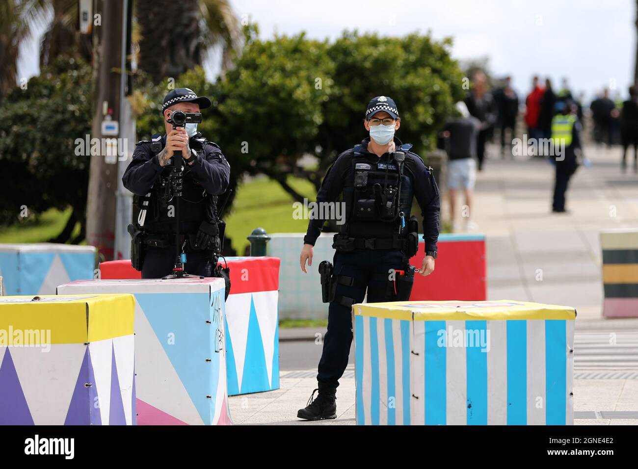 Melbourne, Australien, 25. September 2021. Eine starke Polizeipräsenz während der „Millions March for Freedom“-Kundgebung in St. Kilda Beach. Melbourne erduldet einen weiteren Tag voller Proteste und Chaos über die umstrittene Regierung von Premier Daniel Andrews und die Reaktion auf Pandemiefälle, einschließlich Sperrungen und obligatorischer Impfungen. Kredit: Dave Hewison/Speed Media/Alamy Live Nachrichten Stockfoto