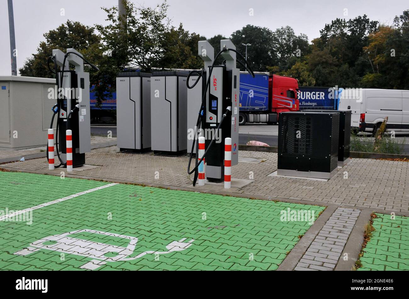 Deutschland/Land/Deutschland,24. September 2021/ Grünengerei in Deutschland Windtribünen, Tankstelle mit fce Maske während Innenbesichtigung und e Stockfoto