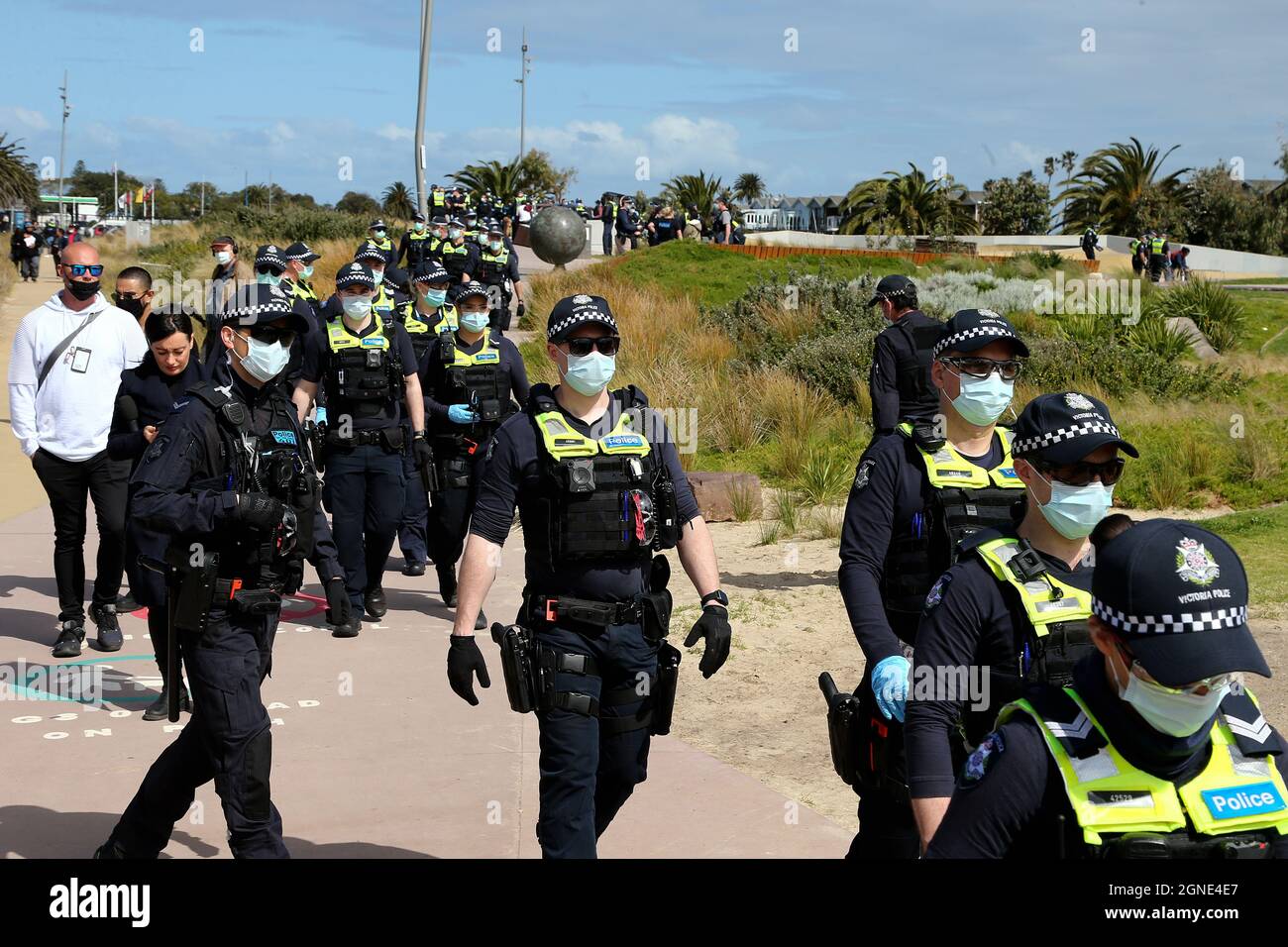 Melbourne, Australien, 25. September 2021. Eine starke Polizeipräsenz während der „Millions March for Freedom“-Kundgebung in St. Kilda Beach. Melbourne erduldet einen weiteren Tag voller Proteste und Chaos über die umstrittene Regierung von Premier Daniel Andrews und die Reaktion auf Pandemiefälle, einschließlich Sperrungen und obligatorischer Impfungen. Kredit: Dave Hewison/Speed Media/Alamy Live Nachrichten Stockfoto