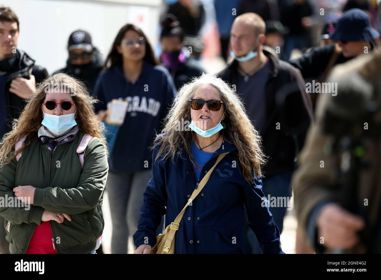 Melbourne, Australien, 25. September 2021. Die Demonstranten marschieren während der „Millions March for Freedom“-Kundgebung in St. Kilda Beach. Melbourne erduldet einen weiteren Tag voller Proteste und Chaos über die umstrittene Regierung von Premier Daniel Andrews und die Reaktion auf Pandemiefälle, einschließlich Sperrungen und obligatorischer Impfungen. Kredit: Dave Hewison/Speed Media/Alamy Live Nachrichten Stockfoto