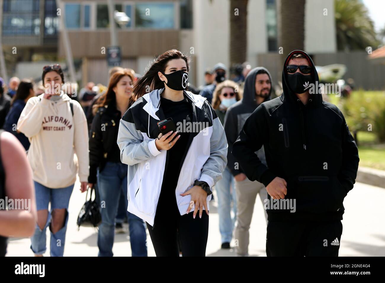 Melbourne, Australien, 25. September 2021. Die Demonstranten marschieren während der „Millions March for Freedom“-Kundgebung in St. Kilda Beach. Melbourne erduldet einen weiteren Tag voller Proteste und Chaos über die umstrittene Regierung von Premier Daniel Andrews und die Reaktion auf Pandemiefälle, einschließlich Sperrungen und obligatorischer Impfungen. Kredit: Dave Hewison/Speed Media/Alamy Live Nachrichten Stockfoto