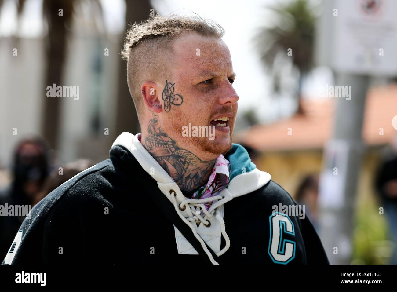 Melbourne, Australien, 25. September 2021. Ein Protestorganisator während der „Millions March for Freedom“-Kundgebung in St. Kilda Beach. Melbourne erduldet einen weiteren Tag voller Proteste und Chaos über die umstrittene Regierung von Premier Daniel Andrews und die Reaktion auf Pandemiefälle, einschließlich Sperrungen und obligatorischer Impfungen. Kredit: Dave Hewison/Speed Media/Alamy Live Nachrichten Stockfoto