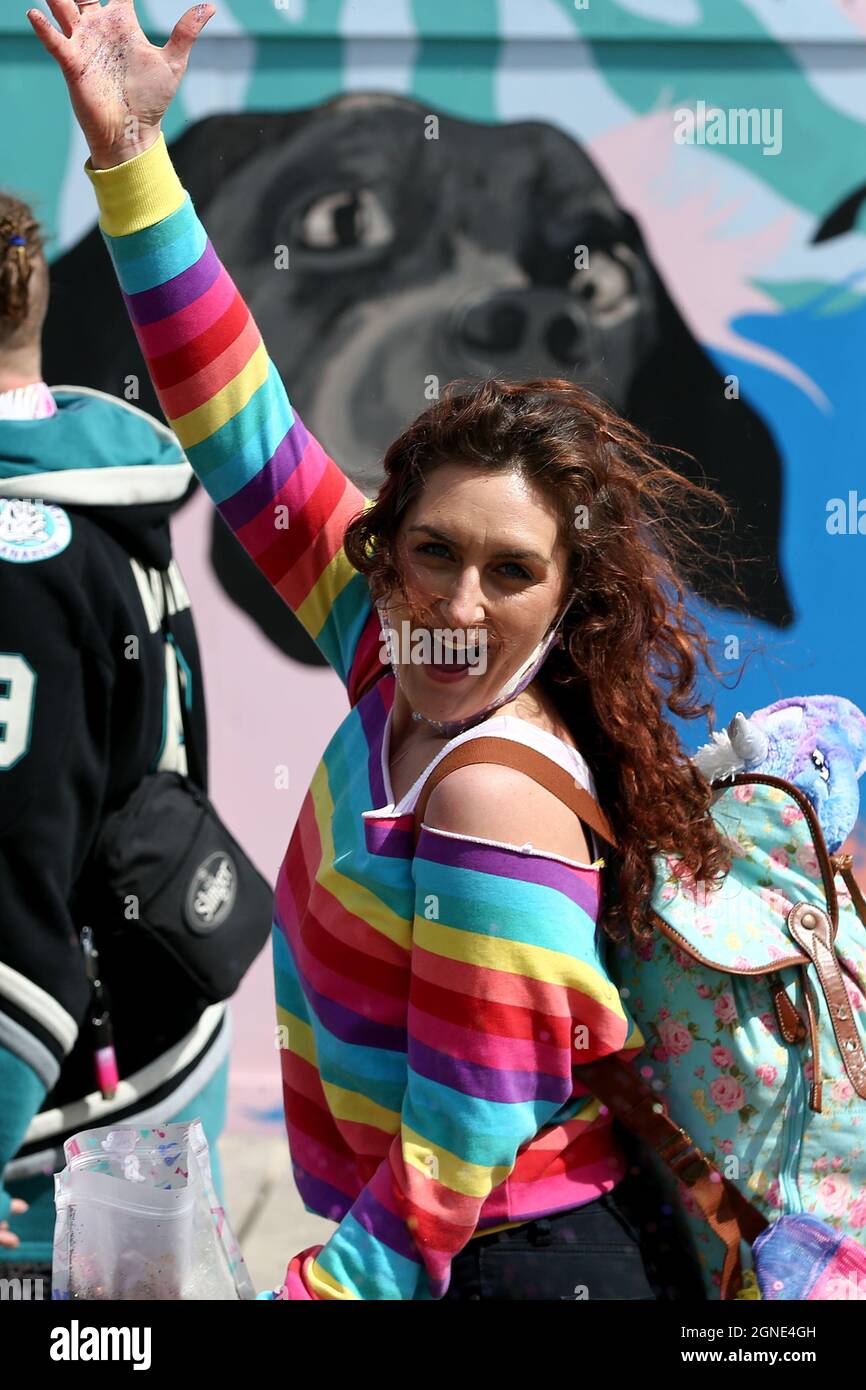 Melbourne, Australien, 25. September 2021. Die Demonstranten marschieren während der „Millions March for Freedom“-Kundgebung in St. Kilda Beach. Melbourne erduldet einen weiteren Tag voller Proteste und Chaos über die umstrittene Regierung von Premier Daniel Andrews und die Reaktion auf Pandemiefälle, einschließlich Sperrungen und obligatorischer Impfungen. Kredit: Dave Hewison/Speed Media/Alamy Live Nachrichten Stockfoto