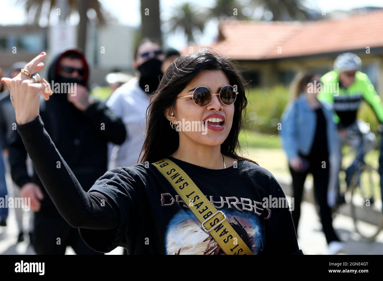 Melbourne, Australien, 25. September 2021. Die Demonstranten marschieren während der „Millions March for Freedom“-Kundgebung in St. Kilda Beach. Melbourne erduldet einen weiteren Tag voller Proteste und Chaos über die umstrittene Regierung von Premier Daniel Andrews und die Reaktion auf Pandemiefälle, einschließlich Sperrungen und obligatorischer Impfungen. Kredit: Dave Hewison/Speed Media/Alamy Live Nachrichten Stockfoto