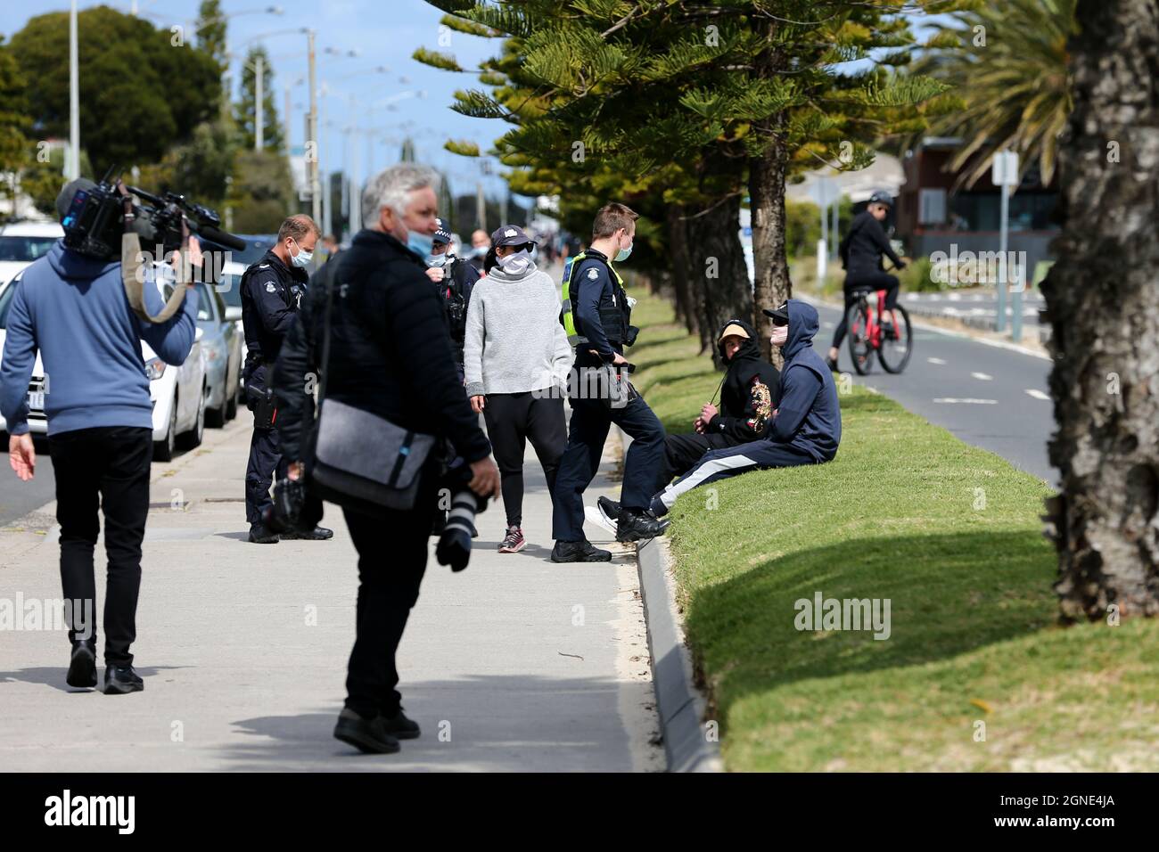 Melbourne, Australien, 25. September 2021. Die Polizei spricht mit Demonstranten während der „Millions March for Freedom“-Kundgebung in St. Kilda Beach. Melbourne erduldet einen weiteren Tag voller Proteste und Chaos über die umstrittene Regierung von Premier Daniel Andrews und die Reaktion auf Pandemiefälle, einschließlich Sperrungen und obligatorischer Impfungen. Kredit: Dave Hewison/Speed Media/Alamy Live Nachrichten Stockfoto