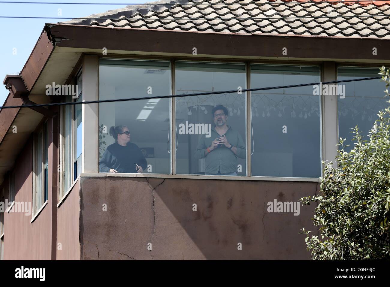Melbourne, Australien, 25. September 2021. Die Menschen beobachten den marsch von zu Hause aus während der „Millions March for Freedom“-Kundgebung in St. Kilda Beach. Melbourne erduldet einen weiteren Tag voller Proteste und Chaos über die umstrittene Regierung von Premier Daniel Andrews und die Reaktion auf Pandemiefälle, einschließlich Sperrungen und obligatorischer Impfungen. Kredit: Dave Hewison/Speed Media/Alamy Live Nachrichten Stockfoto