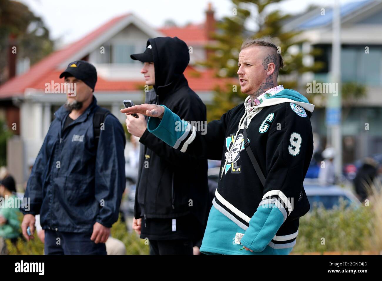Melbourne, Australien, 25. September 2021. Ein Protestorganisator spricht während der „Millions March for Freedom“-Kundgebung in St. Kilda Beach. Melbourne erduldet einen weiteren Tag voller Proteste und Chaos über die umstrittene Regierung von Premier Daniel Andrews und die Reaktion auf Pandemiefälle, einschließlich Sperrungen und obligatorischer Impfungen. Kredit: Dave Hewison/Speed Media/Alamy Live Nachrichten Stockfoto