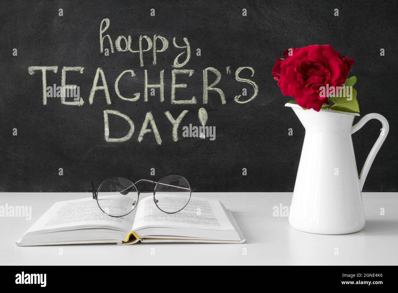 Glücklicher Lehrer Tag mit Blumen Buch. Hohe Qualität und Auflösung schönes Fotokonzept Stockfoto
