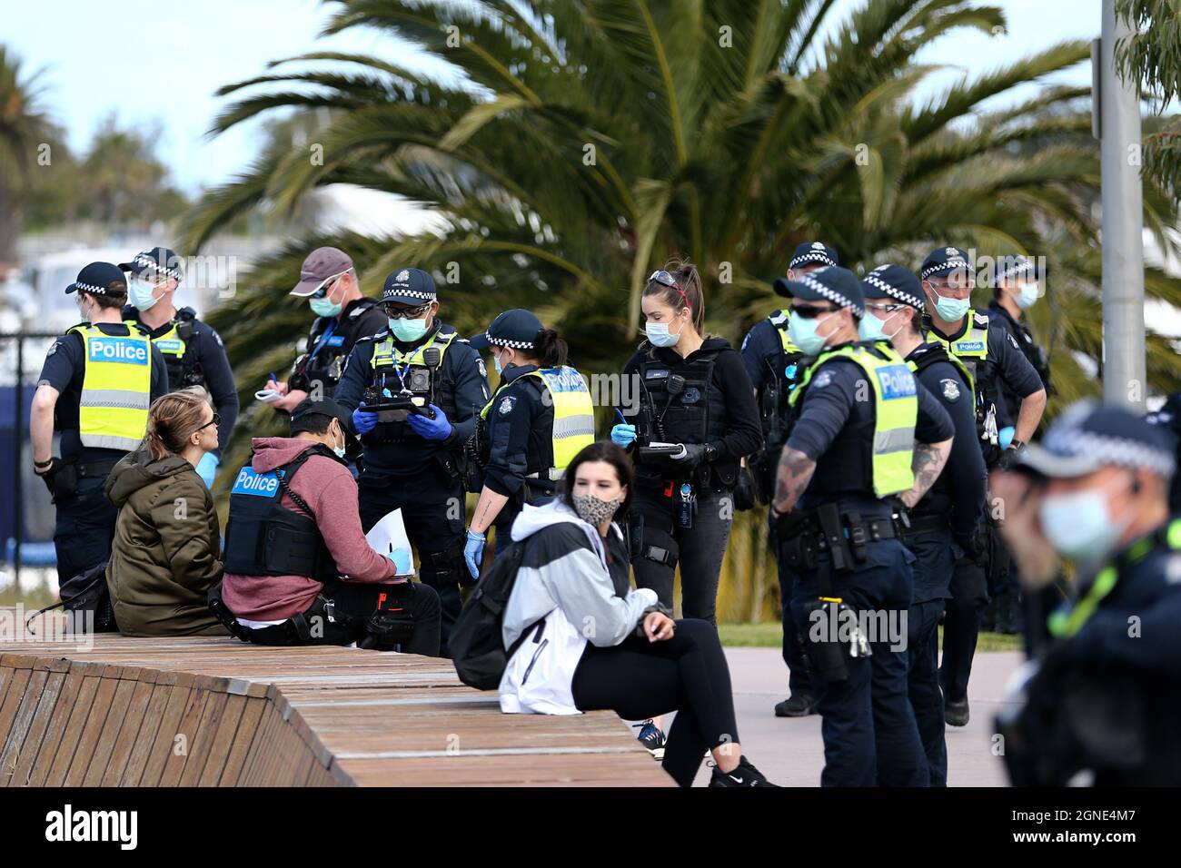 Melbourne, Australien, 25. September 2021. Eine starke Polizeipräsenz während der „Millions March for Freedom“-Kundgebung in St. Kilda Beach. Melbourne erduldet einen weiteren Tag voller Proteste und Chaos über die umstrittene Regierung von Premier Daniel Andrews und die Reaktion auf Pandemiefälle, einschließlich Sperrungen und obligatorischer Impfungen. Kredit: Dave Hewison/Speed Media/Alamy Live Nachrichten Stockfoto