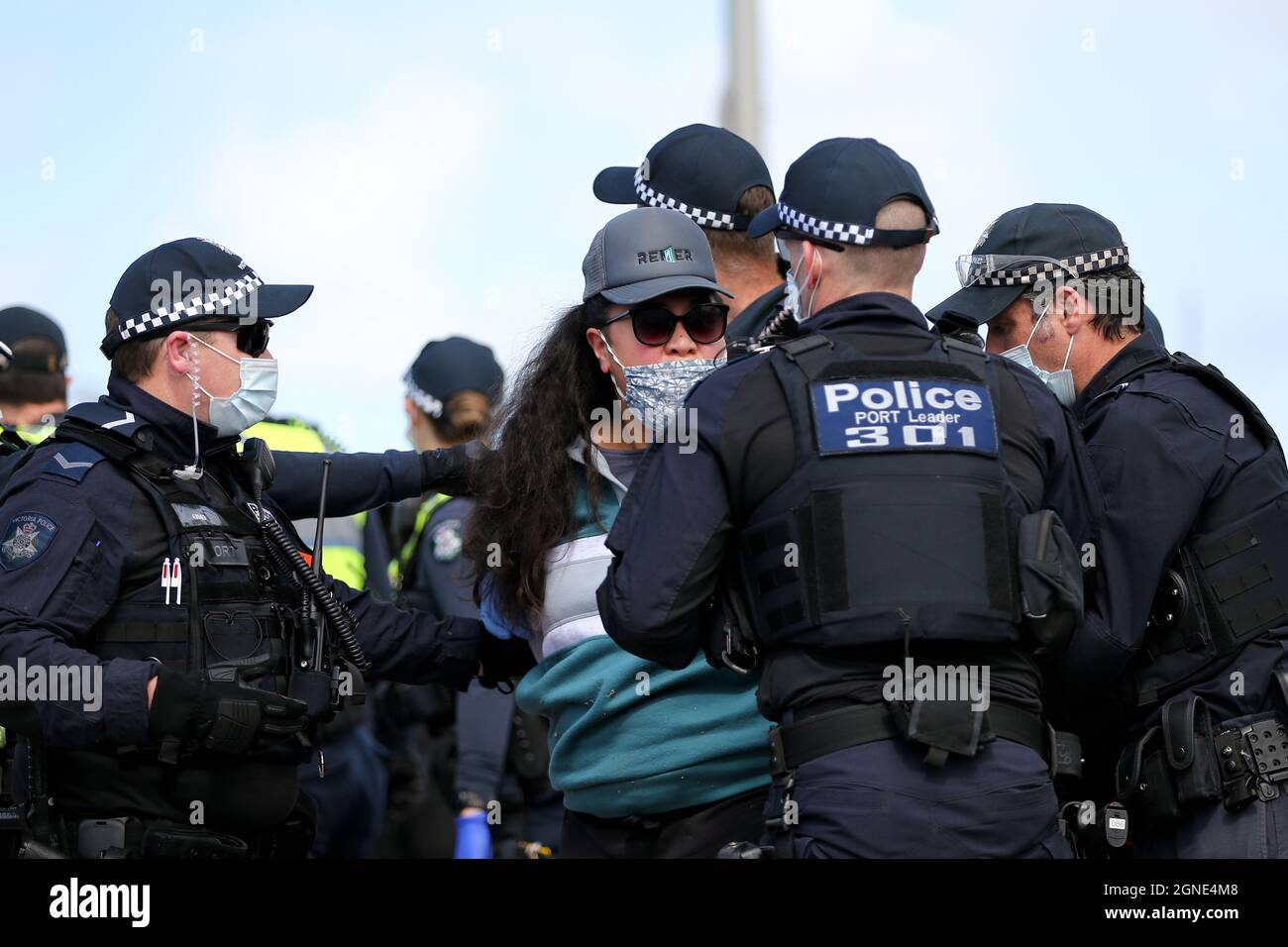Melbourne, Australien, 25. September 2021. Während der „Millions March for Freedom“-Kundgebung in St. Kilda Beach wird ein Protestler verhaftet. Melbourne erduldet einen weiteren Tag voller Proteste und Chaos über die umstrittene Regierung von Premier Daniel Andrews und die Reaktion auf Pandemiefälle, einschließlich Sperrungen und obligatorischer Impfungen. Kredit: Dave Hewison/Speed Media/Alamy Live Nachrichten Stockfoto