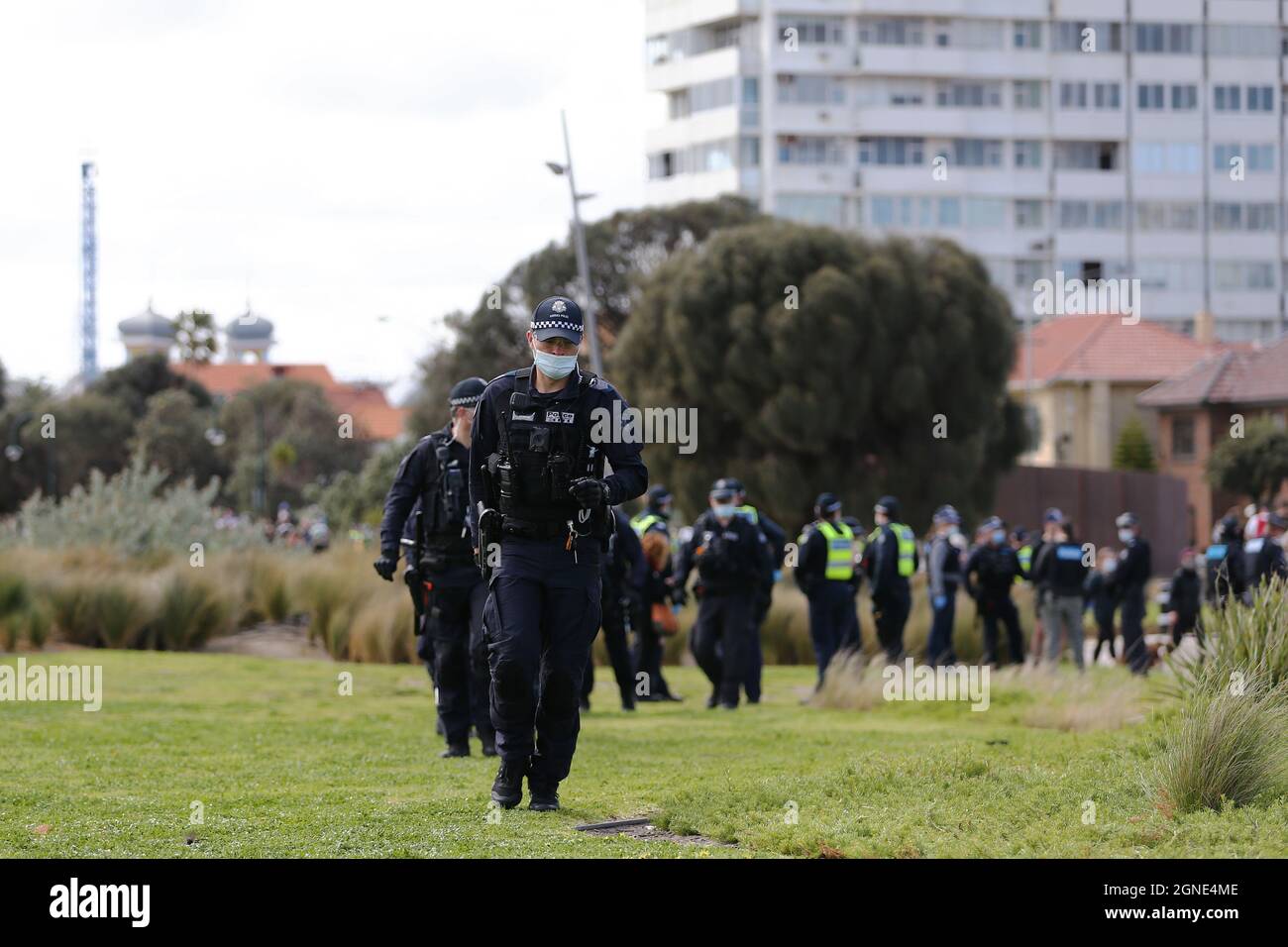 Melbourne, Australien, 25. September 2021. Eine starke Polizeipräsenz während der „Millions March for Freedom“-Kundgebung in St. Kilda Beach. Melbourne erduldet einen weiteren Tag voller Proteste und Chaos über die umstrittene Regierung von Premier Daniel Andrews und die Reaktion auf Pandemiefälle, einschließlich Sperrungen und obligatorischer Impfungen. Kredit: Dave Hewison/Speed Media/Alamy Live Nachrichten Stockfoto