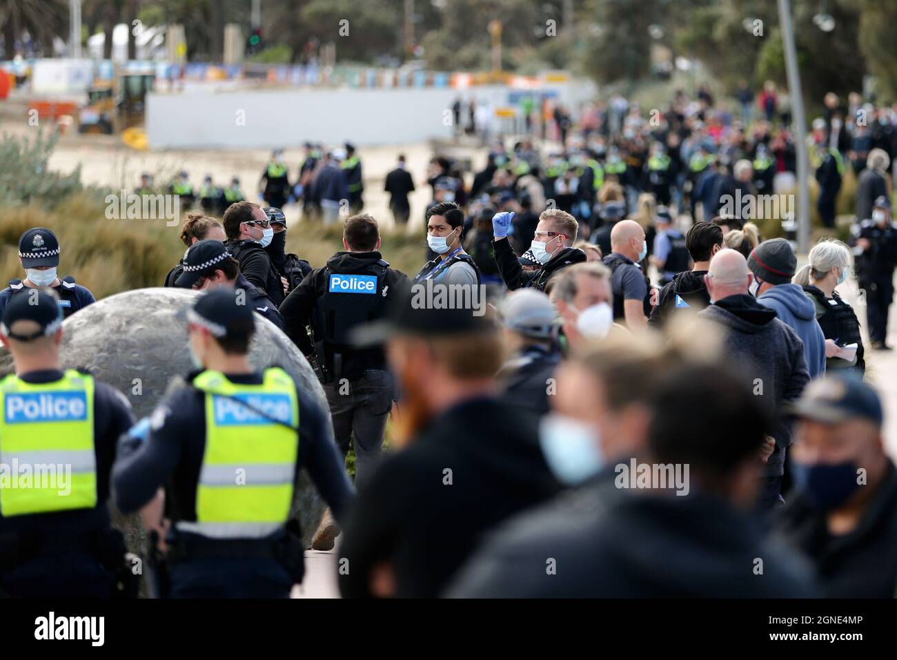 Melbourne, Australien, 25. September 2021. Eine starke Polizeipräsenz während der „Millions March for Freedom“-Kundgebung in St. Kilda Beach. Melbourne erduldet einen weiteren Tag voller Proteste und Chaos über die umstrittene Regierung von Premier Daniel Andrews und die Reaktion auf Pandemiefälle, einschließlich Sperrungen und obligatorischer Impfungen. Kredit: Dave Hewison/Speed Media/Alamy Live Nachrichten Stockfoto