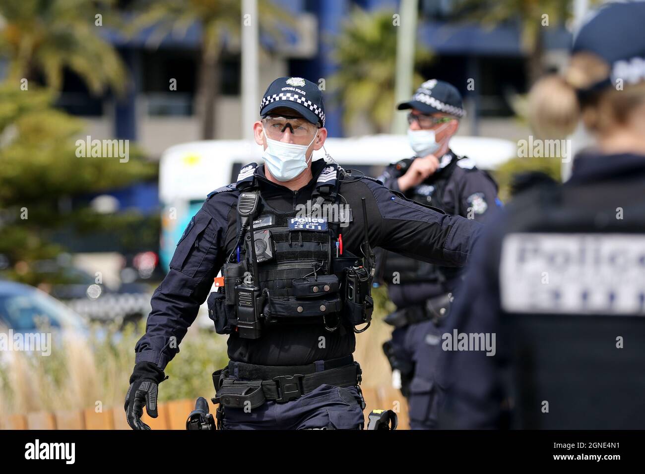 Melbourne, Australien, 25. September 2021. Eine starke Polizeipräsenz während der „Millions March for Freedom“-Kundgebung in St. Kilda Beach. Melbourne erduldet einen weiteren Tag voller Proteste und Chaos über die umstrittene Regierung von Premier Daniel Andrews und die Reaktion auf Pandemiefälle, einschließlich Sperrungen und obligatorischer Impfungen. Kredit: Dave Hewison/Speed Media/Alamy Live Nachrichten Stockfoto