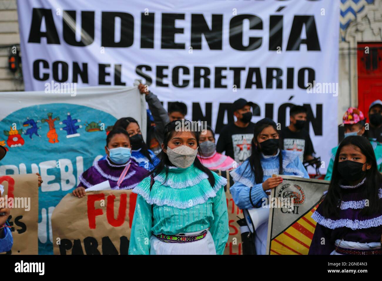 Mexiko, Mexiko. September 2021. Demonstranten der Otomi-Gemeinde in Widerstand und Rebellion marschieren mit Transparenten während eines Protestes gegen die Gewalt gegen EZLN in Mexiko. Die Zapatistische Armee der Nationalen Befreiung (EZLN) rief aufgrund der politischen Lage in Chiapas zu einem marsch auf, da sie die Entführung von zwei Mitgliedern der Delegation, die angeblich vom Gouverneur von Chiapas Rutilio Escandon Cadenas nach Europa reisen würde, anprangerten. (Foto von Guillermo Diaz/SOPA Images/Sipa USA) Quelle: SIPA USA/Alamy Live News Stockfoto