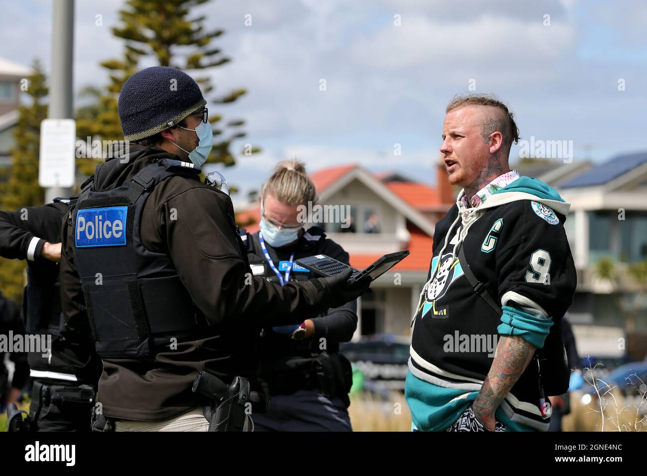 Melbourne, Australien, 25. September 2021. Ein Protestorganisator spricht mit der Polizei während der „Millions March for Freedom“-Kundgebung in St. Kilda Beach. Melbourne erduldet einen weiteren Tag voller Proteste und Chaos über die umstrittene Regierung von Premier Daniel Andrews und die Reaktion auf Pandemiefälle, einschließlich Sperrungen und obligatorischer Impfungen. Kredit: Dave Hewison/Speed Media/Alamy Live Nachrichten Stockfoto