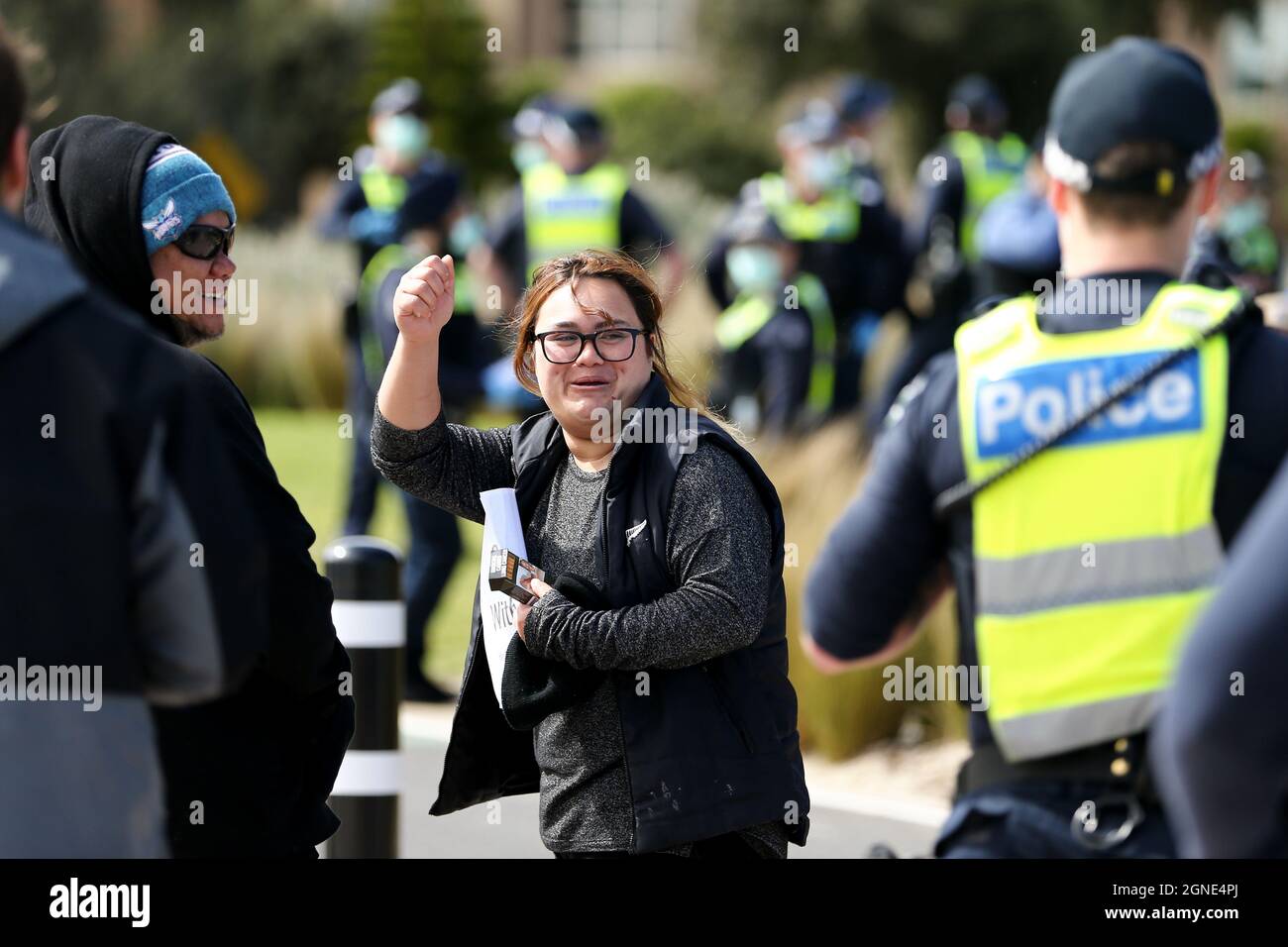Melbourne, Australien, 25. September 2021. Ein Protestler lächelt die Polizei während der „Millions March for Freedom“-Kundgebung in St. Kilda Beach an. Melbourne erduldet einen weiteren Tag voller Proteste und Chaos über die umstrittene Regierung von Premier Daniel Andrews und die Reaktion auf Pandemiefälle, einschließlich Sperrungen und obligatorischer Impfungen. Kredit: Dave Hewison/Speed Media/Alamy Live Nachrichten Stockfoto