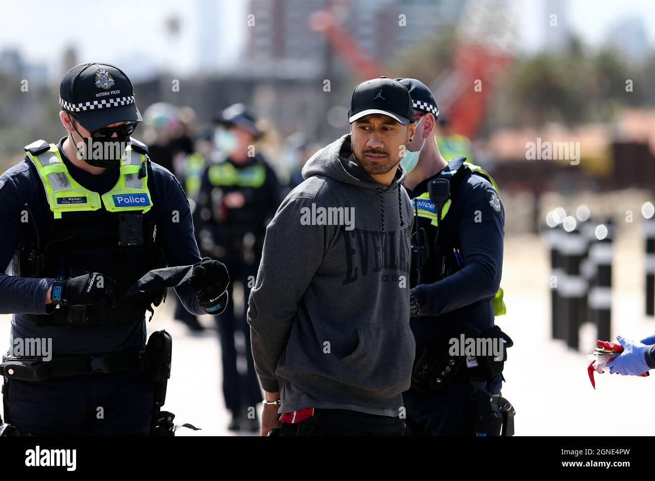 Melbourne, Australien, 25. September 2021. Während der „Millions March for Freedom“-Kundgebung in St. Kilda Beach wird ein Protestler verhaftet. Melbourne erduldet einen weiteren Tag voller Proteste und Chaos über die umstrittene Regierung von Premier Daniel Andrews und die Reaktion auf Pandemiefälle, einschließlich Sperrungen und obligatorischer Impfungen. Kredit: Dave Hewison/Speed Media/Alamy Live Nachrichten Stockfoto