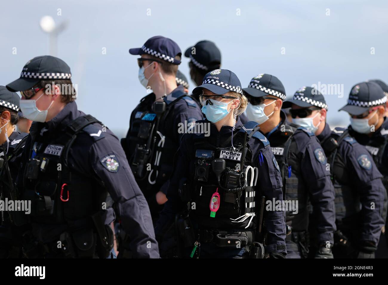 Melbourne, Australien, 25. September 2021. Eine starke Polizeipräsenz während der „Millions March for Freedom“-Kundgebung in St. Kilda Beach. Melbourne erduldet einen weiteren Tag voller Proteste und Chaos über die umstrittene Regierung von Premier Daniel Andrews und die Reaktion auf Pandemiefälle, einschließlich Sperrungen und obligatorischer Impfungen. Kredit: Dave Hewison/Speed Media/Alamy Live Nachrichten Stockfoto