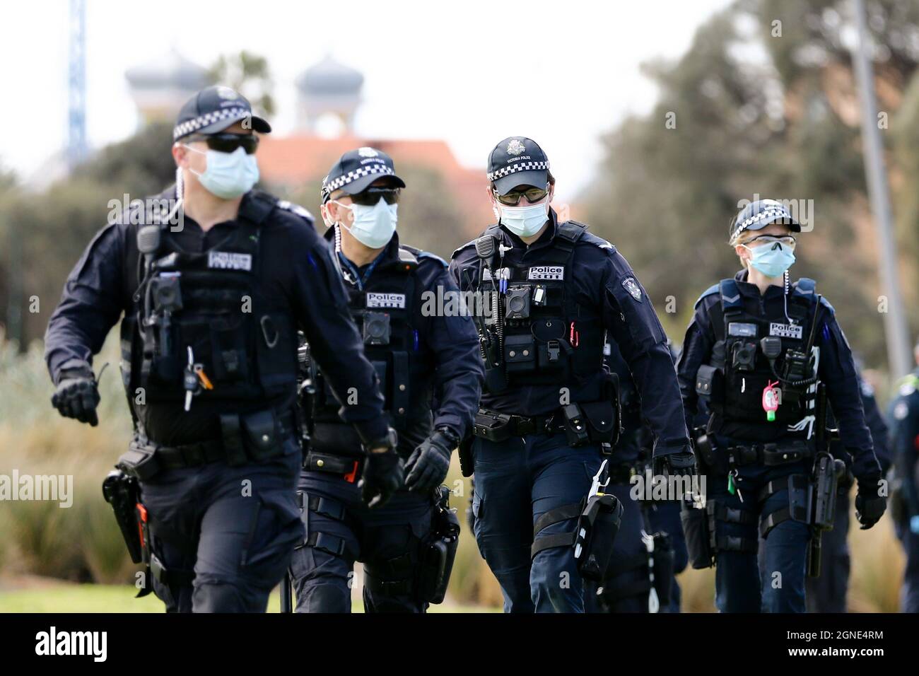 Melbourne, Australien, 25. September 2021. Eine starke Polizeipräsenz während der „Millions March for Freedom“-Kundgebung in St. Kilda Beach. Melbourne erduldet einen weiteren Tag voller Proteste und Chaos über die umstrittene Regierung von Premier Daniel Andrews und die Reaktion auf Pandemiefälle, einschließlich Sperrungen und obligatorischer Impfungen. Kredit: Dave Hewison/Speed Media/Alamy Live Nachrichten Stockfoto