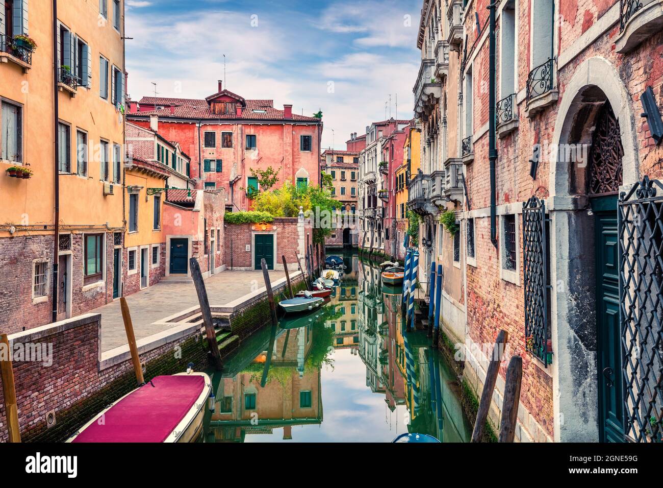 Blick auf den Frühling von Vennice mit dem berühmten Wasserkanal und bunten Häusern. Herrliche Morgenszene in Italien, Europa. Zauberhafter mediterraner Stadscap Stockfoto