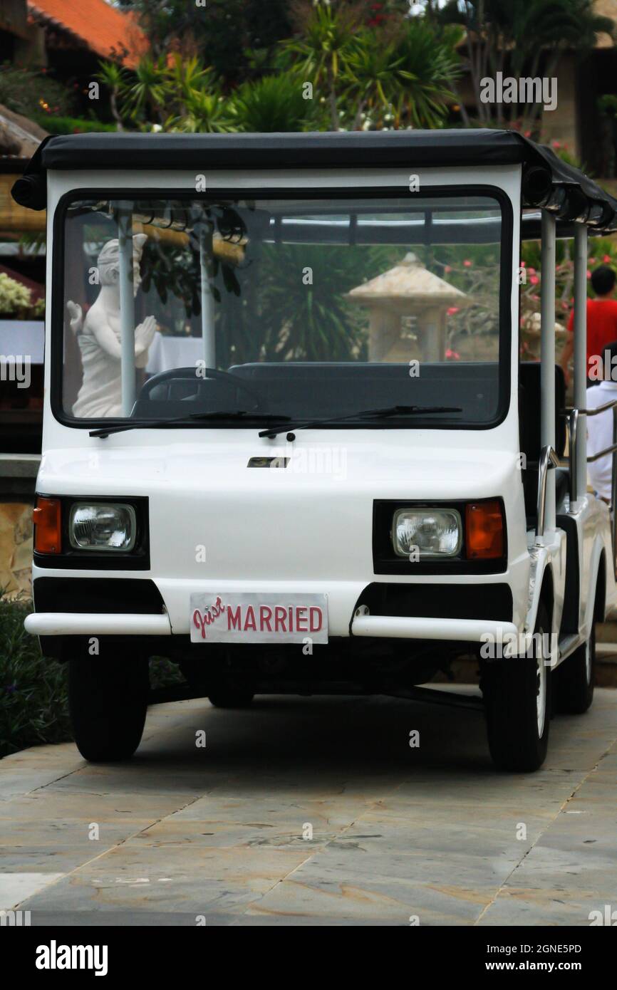 Nahaufnahme des weißen Shuttle-Car-Service für ein Paar, das gerade in einem Luxusresort geheiratet hat. Keine Personen. Stockfoto