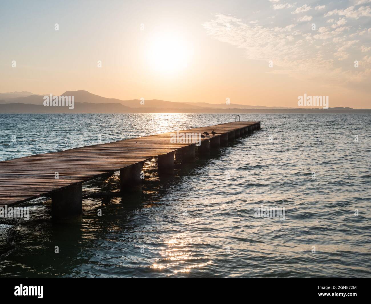 Im Sommer heißt die Anlegestelle am Gardasee bei Sonnenaufgang Il Pontile di Sirmione Stockfoto