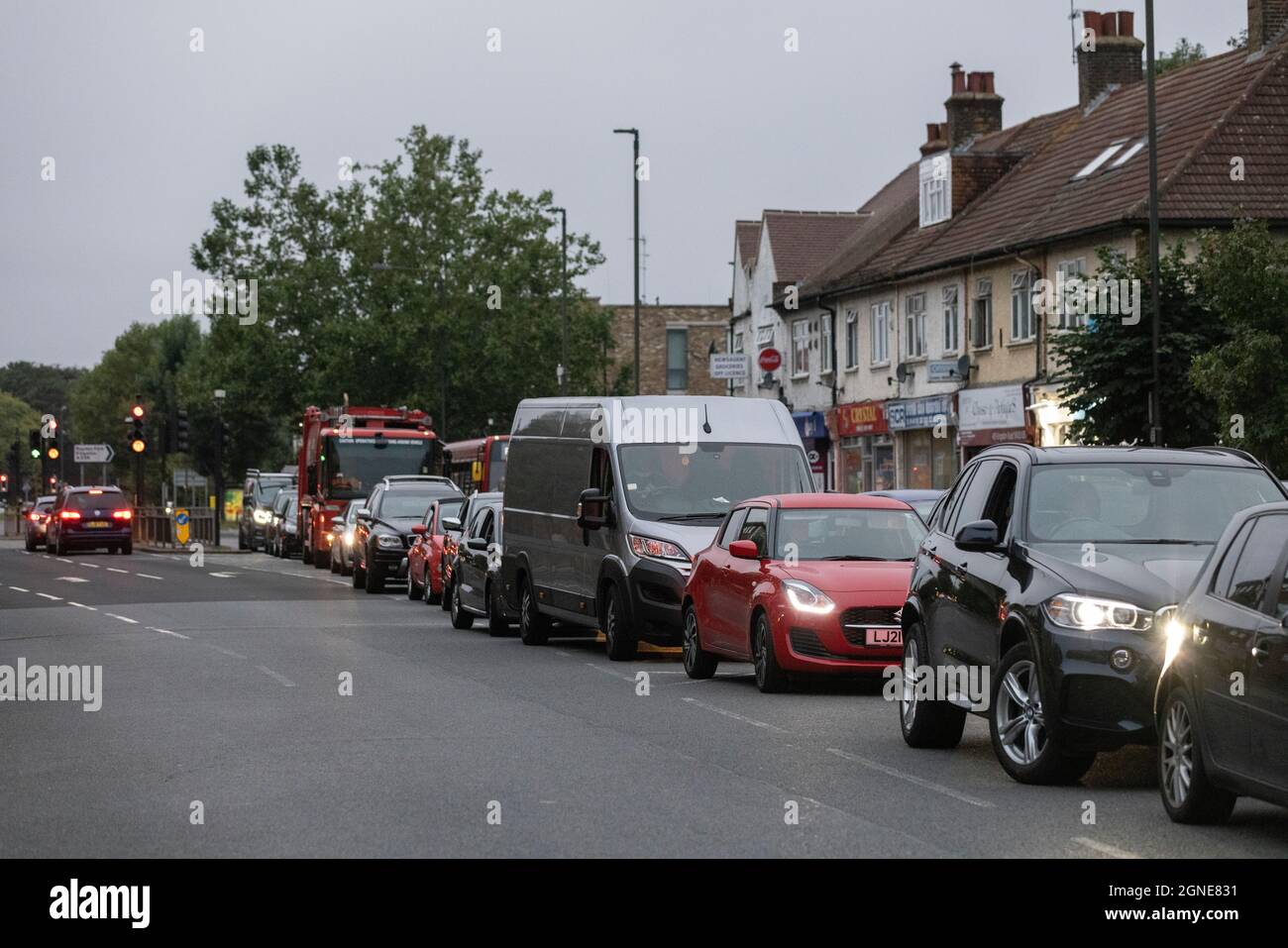 London, Großbritannien. September 2021. Warteschlangen und leerer Tankstellenvorplatz im Südwesten Londons, da der Mangel an LKW-Fahrern das Betanken von Benzinvorwegen verzögert und zu einer Kraftstoffrationierung führt.25. September, Kingston Road, Southwest London, England, UK Credit: Clickpics/Alamy Live News Stockfoto
