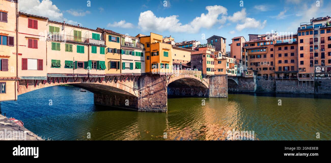 Malerische mittelalterliche Bogenbrücke mit römischen Ursprüngen - Ponte Vecchio über dem Fluss Arno. Farbenfrohe frühlingshafte Ansicht von Florenz, Italien, Europa. Stockfoto