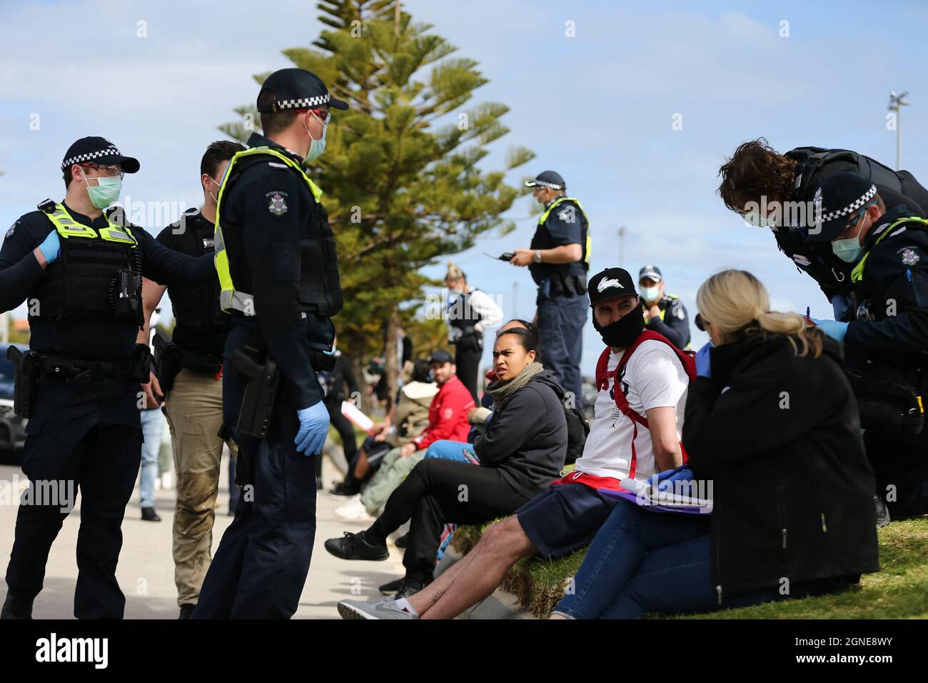Melbourne, Australien, 25. September 2021. Während der „Millions March for Freedom“-Kundgebung in St. Kilda Beach warten Demonstranten darauf, verarbeitet zu werden. Melbourne erduldet einen weiteren Tag voller Proteste und Chaos über die umstrittene Regierung von Premier Daniel Andrews und die Reaktion auf Pandemiefälle, einschließlich Sperrungen und obligatorischer Impfungen. Kredit: Dave Hewison/Speed Media/Alamy Live Nachrichten Stockfoto