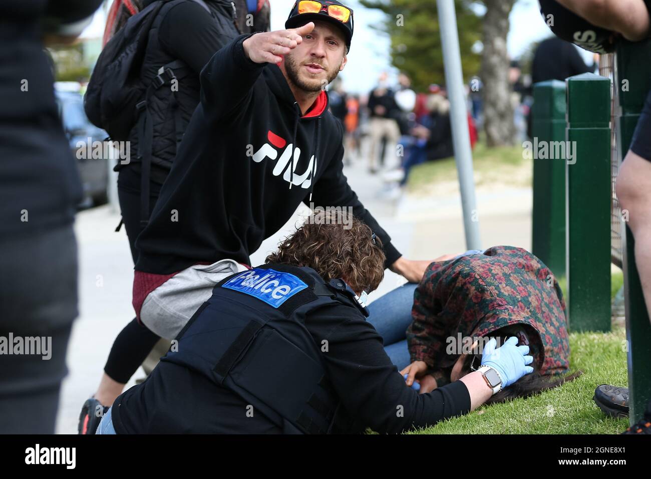Melbourne, Australien, 25. September 2021. Eine Frau erleidet einen medizinischen Notfall während der „Millions March for Freedom“-Kundgebung in St. Kilda Beach. Melbourne erduldet einen weiteren Tag voller Proteste und Chaos über die umstrittene Regierung von Premier Daniel Andrews und die Reaktion auf Pandemiefälle, einschließlich Sperrungen und obligatorischer Impfungen. Kredit: Dave Hewison/Speed Media/Alamy Live Nachrichten Stockfoto