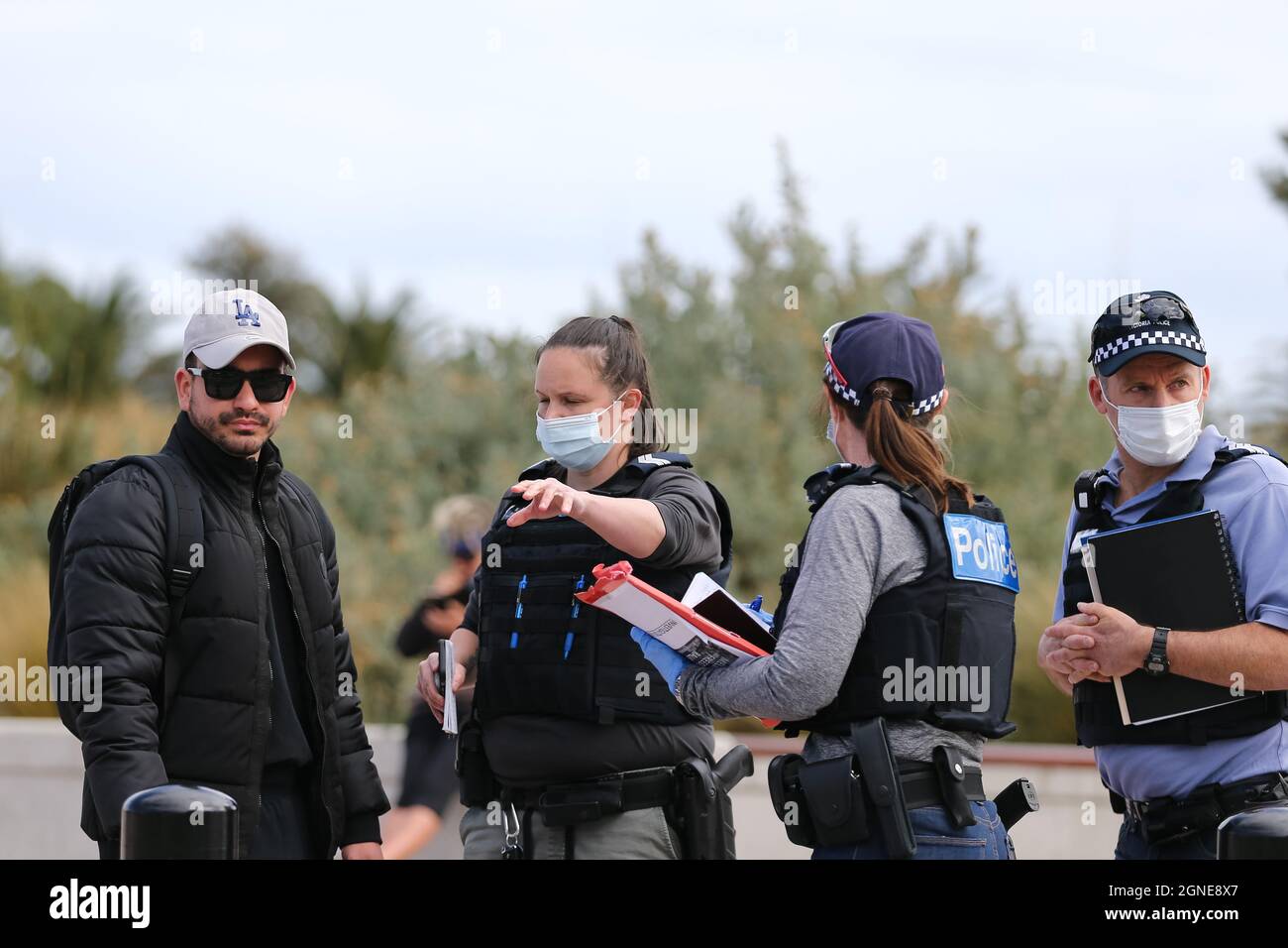 Melbourne, Australien, 25. September 2021. Während der „Millions March for Freedom“-Kundgebung in St. Kilda Beach wird ein Mann zu einer Geldstrafe verurteilt. Melbourne erduldet einen weiteren Tag voller Proteste und Chaos über die umstrittene Regierung von Premier Daniel Andrews und die Reaktion auf Pandemiefälle, einschließlich Sperrungen und obligatorischer Impfungen. Kredit: Dave Hewison/Speed Media/Alamy Live Nachrichten Stockfoto