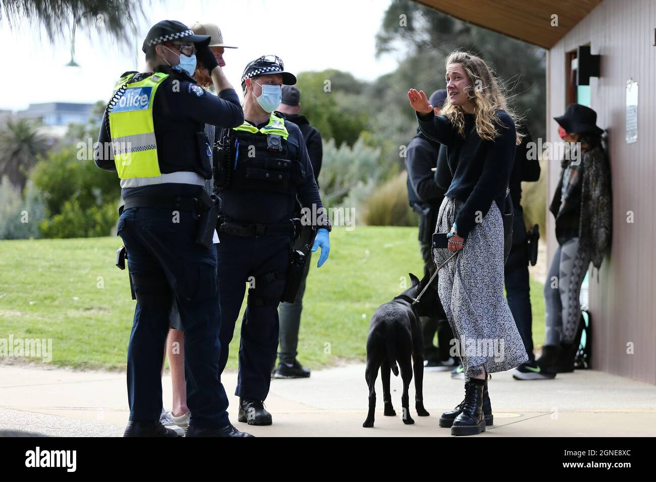Melbourne, Australien, 25. September 2021. Ein örtliches Gespräch mit der Polizei während der „Millions March for Freedom“-Kundgebung in St. Kilda Beach. Melbourne erduldet einen weiteren Tag voller Proteste und Chaos über die umstrittene Regierung von Premier Daniel Andrews und die Reaktion auf Pandemiefälle, einschließlich Sperrungen und obligatorischer Impfungen. Kredit: Dave Hewison/Speed Media/Alamy Live Nachrichten Stockfoto