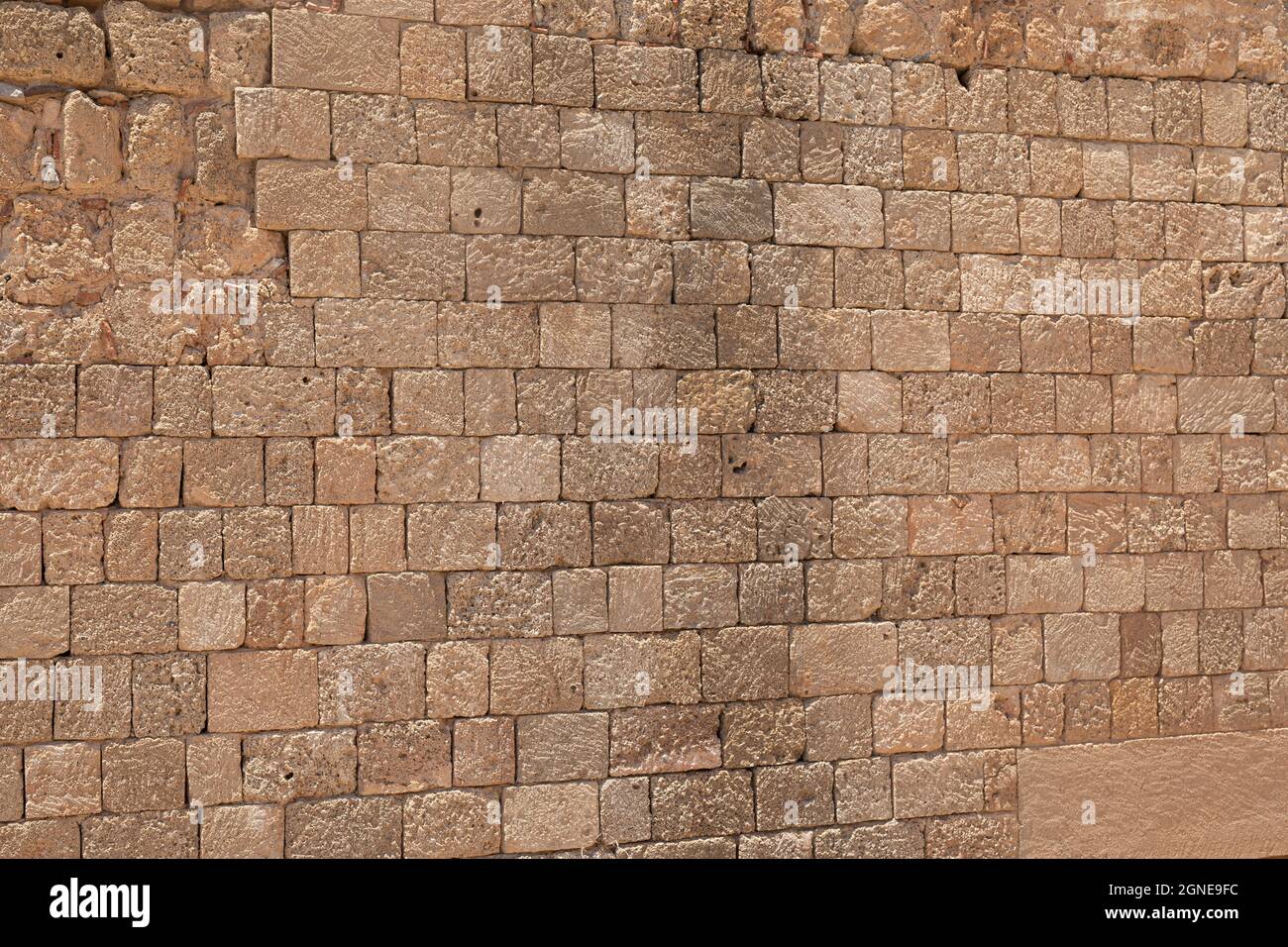 Alte Backsteinmauer mit holpriger Wand Stockfoto