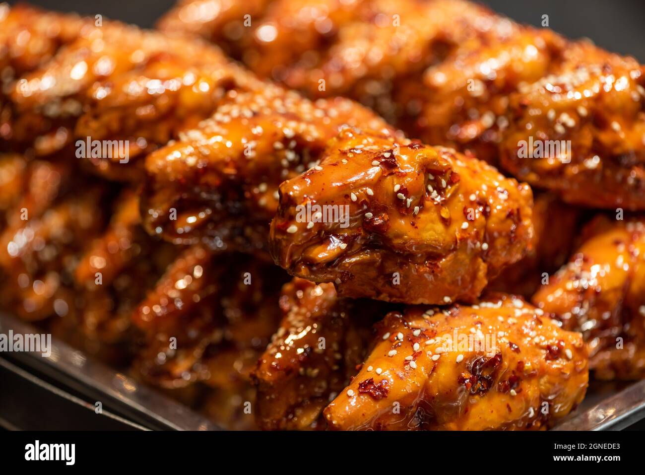 Sichuan traditionelle heiße und würzige Kaninchenköpfe, die am Marktstand in Chengdu, Provinz Sichuan, China, verkauft werden Stockfoto